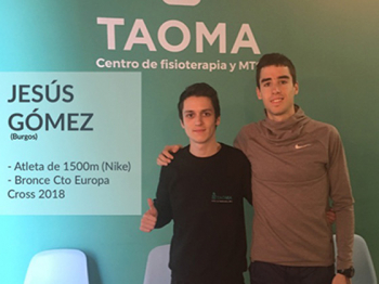 Jesús Gómez atleta en la clínica de fisioterapia Taoma, en Paterna
